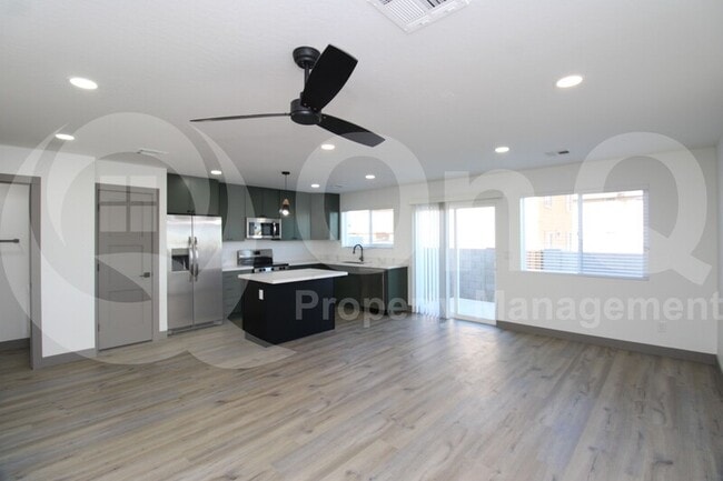 Building Photo - 2516 E Broadway Rd