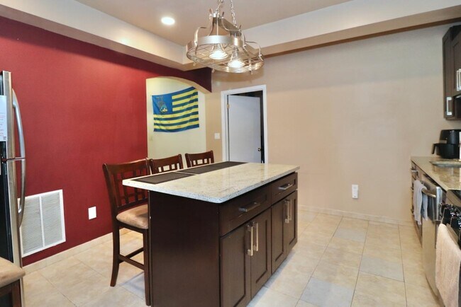 Building Photo - 311 5th St