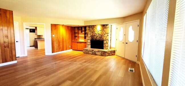 Building Photo - Beautiful 2 Bedroom / 2 Bath Bungalow Next to Hidden Valley Golf Club with Large Private Patio, N...