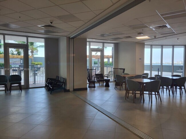 Building Photo - 1750 N Bayshore Dr