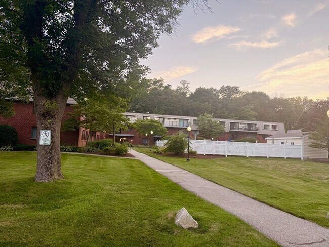 Building Photo - 573 Broad St