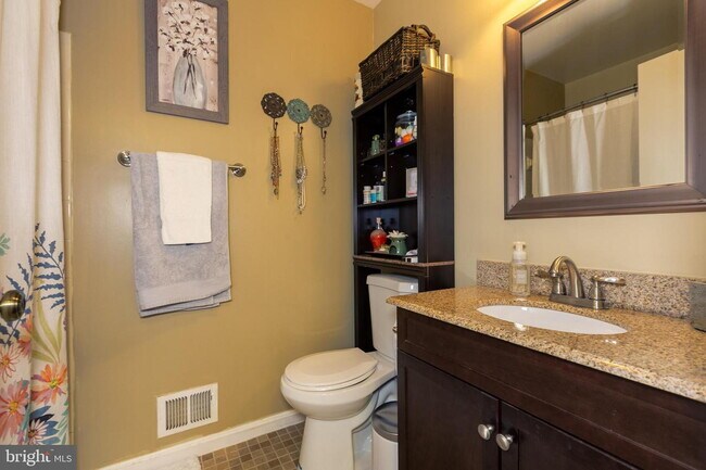 Building Photo - Stylish and Spacious Townhome with Open Floor Plan and Updated Kitchen