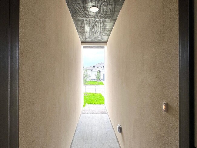 Building Photo - 1007 amezquita