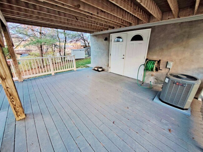 Building Photo - 417 Debbi Ct