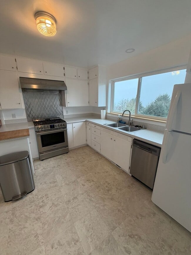 Building Photo - Beautiful 3 Bed / 2 Bath House With a Gorgeous View!