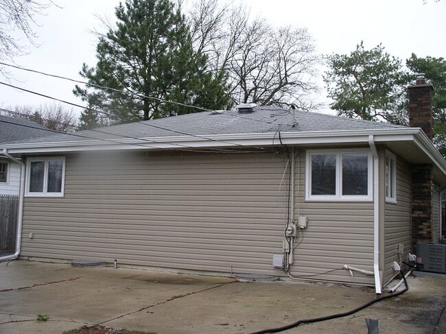 Building Photo - 408 N Iowa Ave
