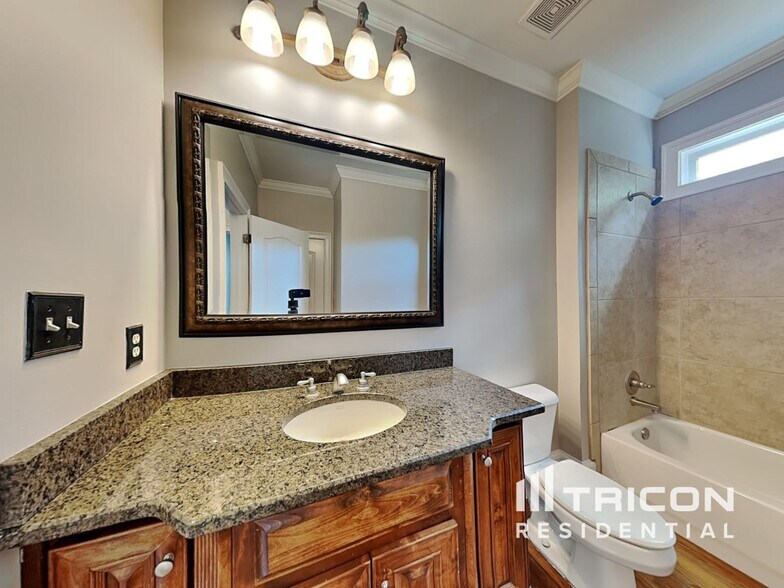 Building Photo - 5840 Cool Springs Dr