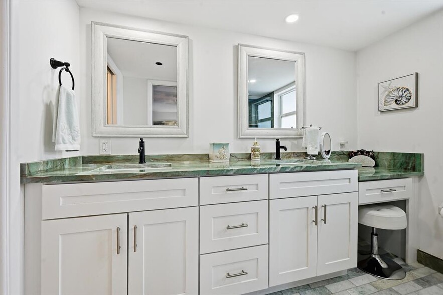 Building Photo - 4015 W Palm Aire Dr