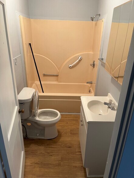 Building Photo - 913 E Lincoln St