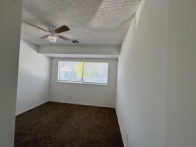 Building Photo - 1190 S Winery Ave