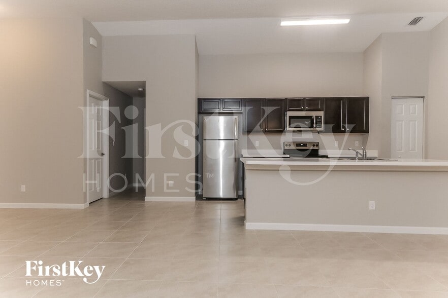 Building Photo - 873 SW Saltonstall Terrace