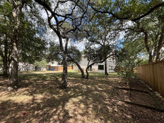 Building Photo - JUST RENOVATED 4/2.5 IN GREAT LEANDER LOCA...