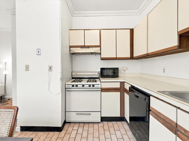 Building Photo - 711 Willow Ave