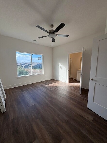 Building Photo - 4833 N Vassar Ave