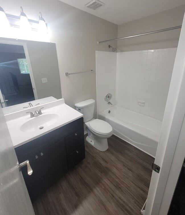 Building Photo - Loft style 1BR, open floor plan! Spacious!