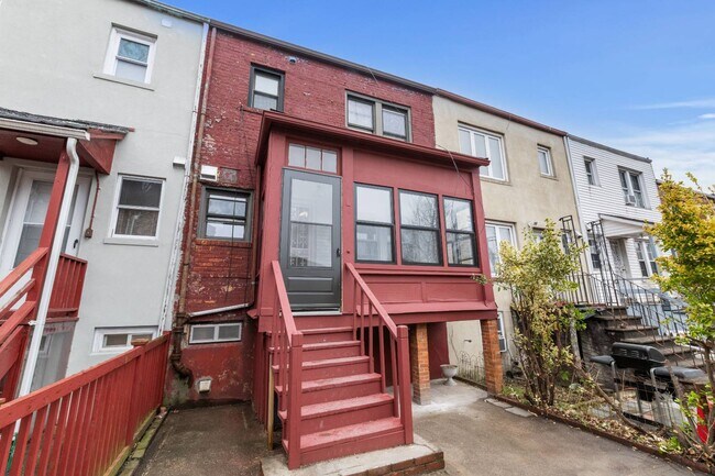 Building Photo - 67-135-135 Burns St