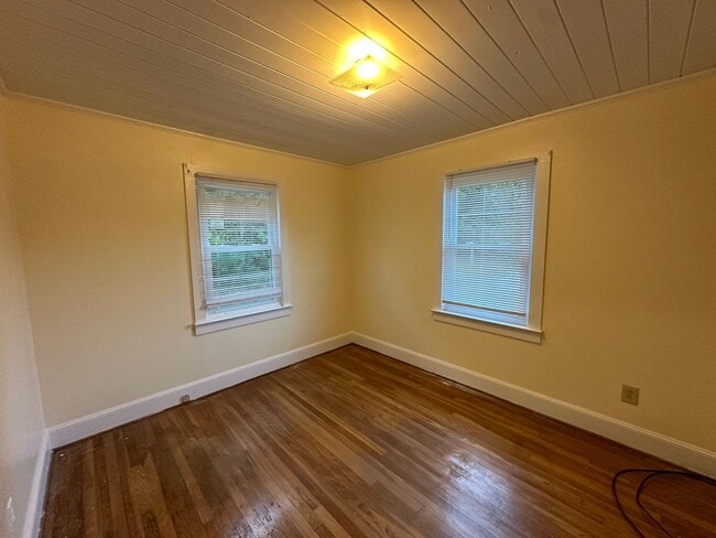 Building Photo - Your Slice of Serenity : Country Charm Awaits!