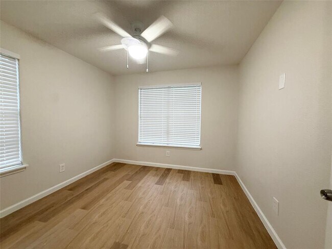 Building Photo - 3631 N MacGregor Way
