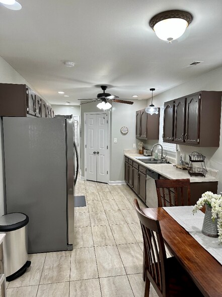 Building Photo - 1642 Thompson Dr