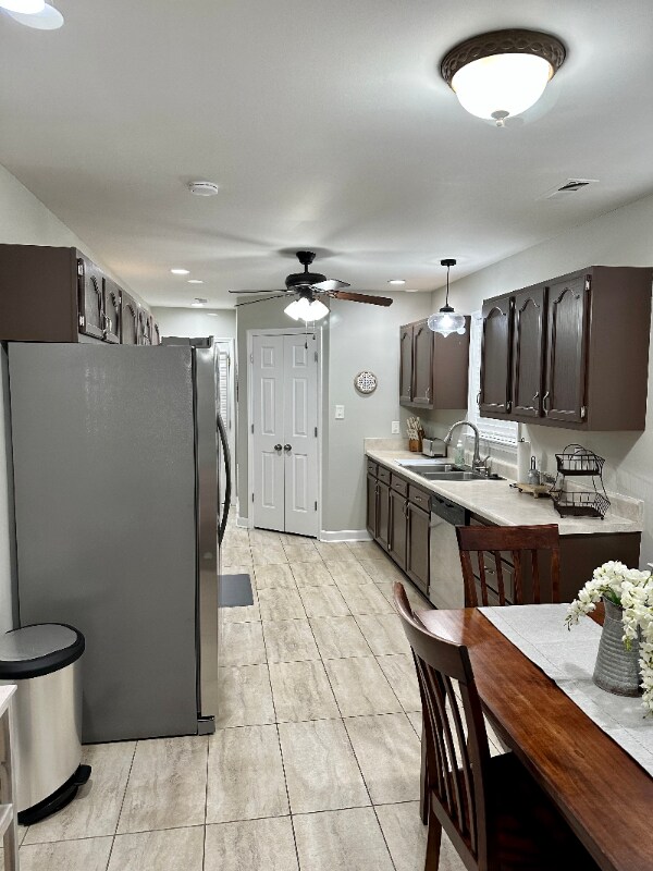 Building Photo - 1642 Thompson Dr