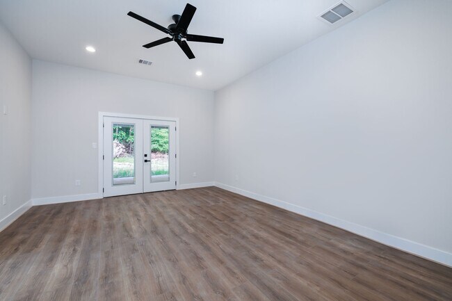 Building Photo - 354 Peach Pt Ln