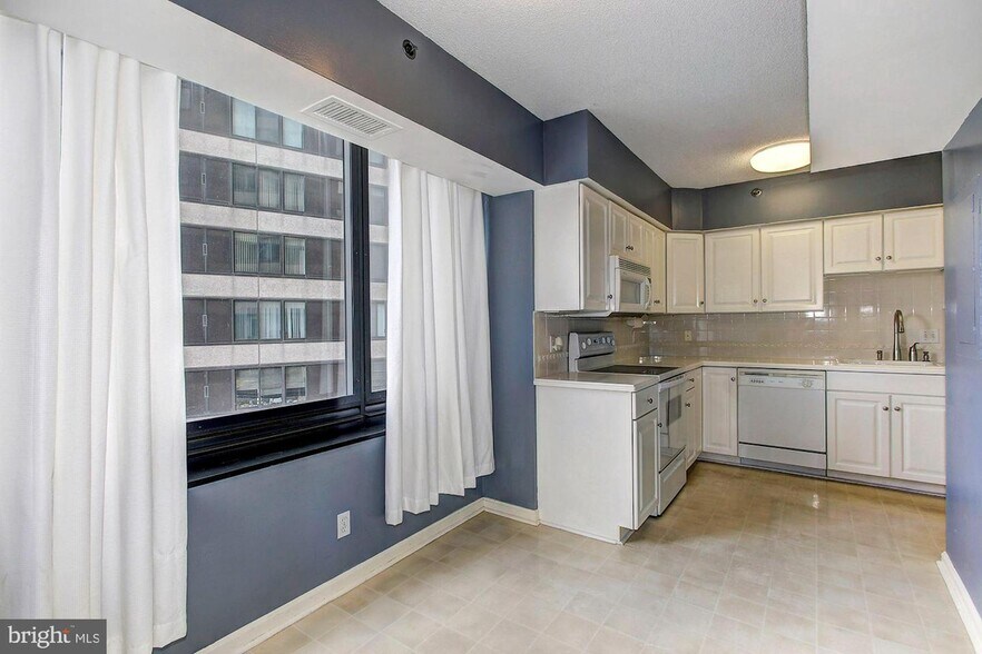Building Photo - 1200 Crystal Dr