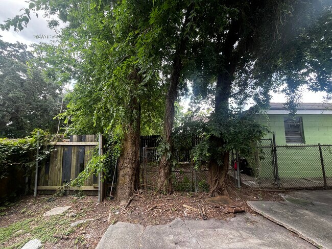 Building Photo - 2331 Saint Anthony St