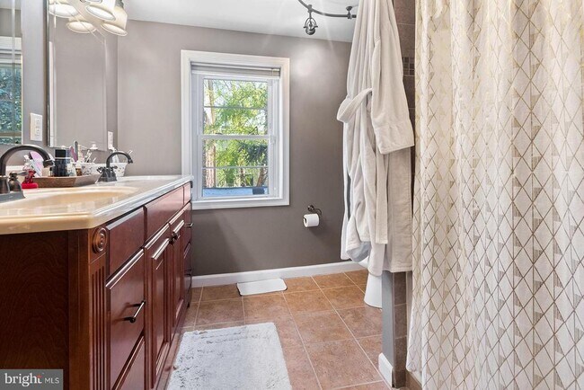 Building Photo - 213 Montrose St