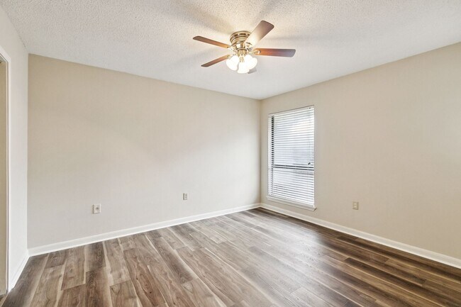 Building Photo - 12037 Oak Haven Ave