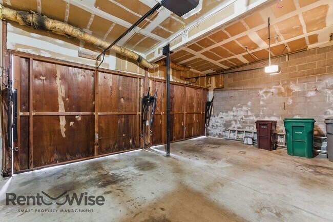 Building Photo - 6845 Thornhill Dr