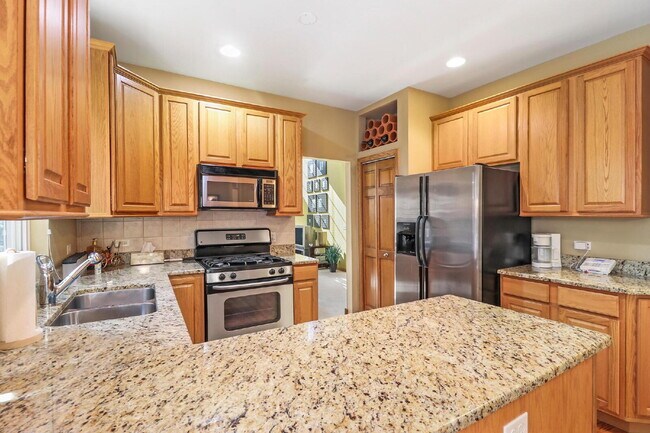 Building Photo - Spacious 3-Bedroom Townhouse with Main-Flo...