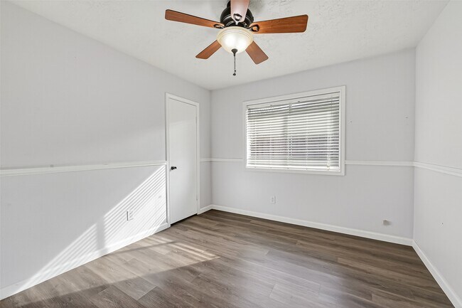 Building Photo - 22022 Kenlake Dr