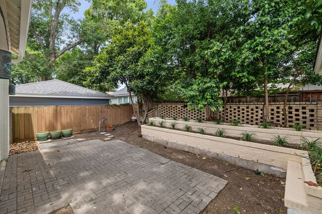 Building Photo - CHARMING 3-BEDROOM IN THE HEART OF ALAMO HEIGHTS