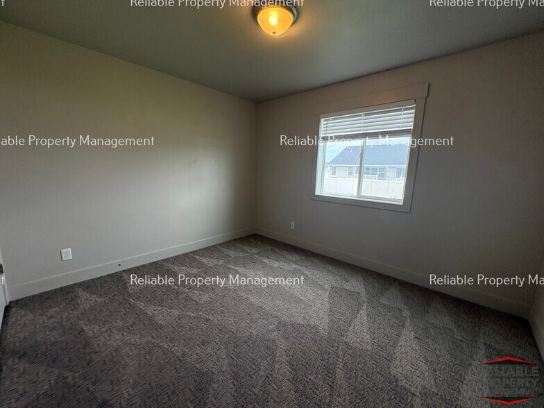 Building Photo - 606 Caribou St