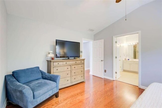 Building Photo - 513 Stepney Ct SE