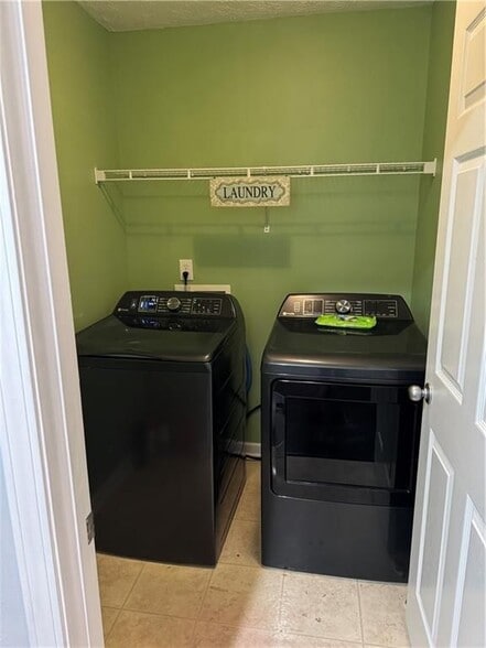 Building Photo - 1303 River Club Dr NE