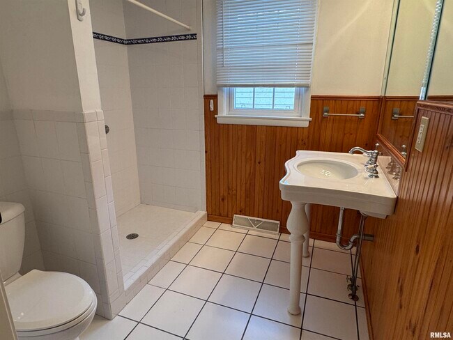 Building Photo - 3319 N Marquette St