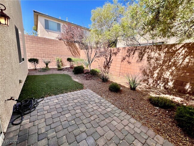 Building Photo - 10838 Whipple Crest Ave