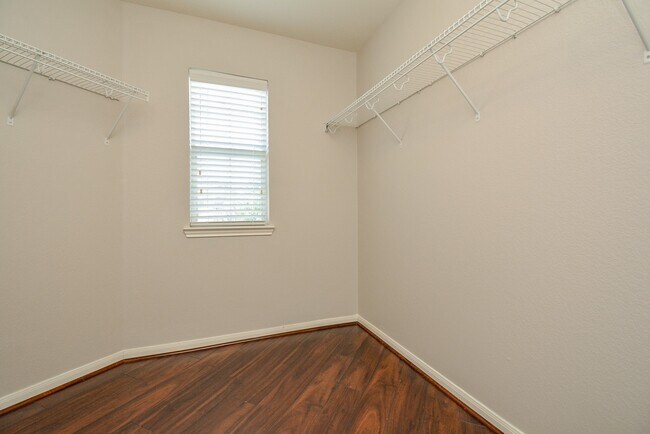 Building Photo - 16021 Summerville Lake Dr