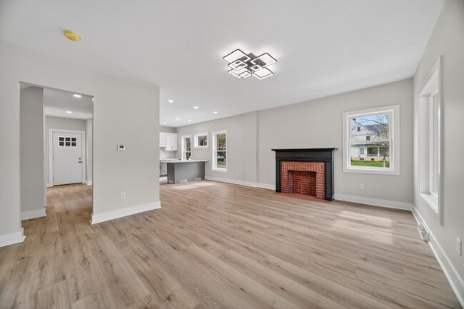 Building Photo - 729 W 9th St