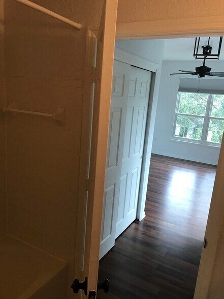 Building Photo - 8301 Elm Park Dr