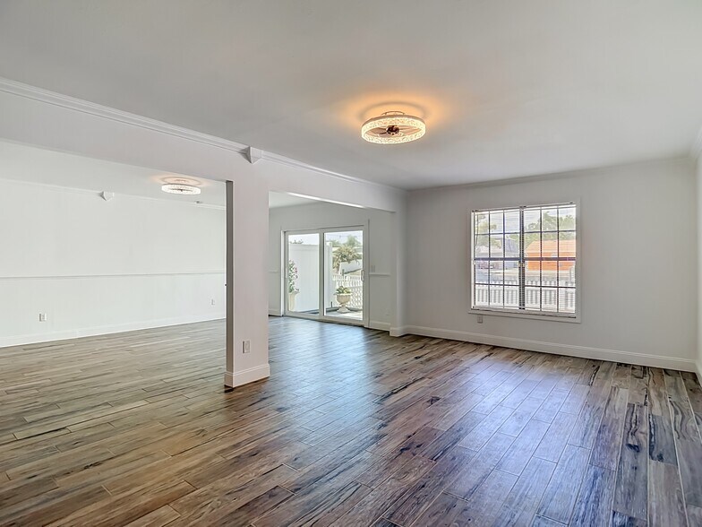 Building Photo - 8733 Bay Pointe Dr