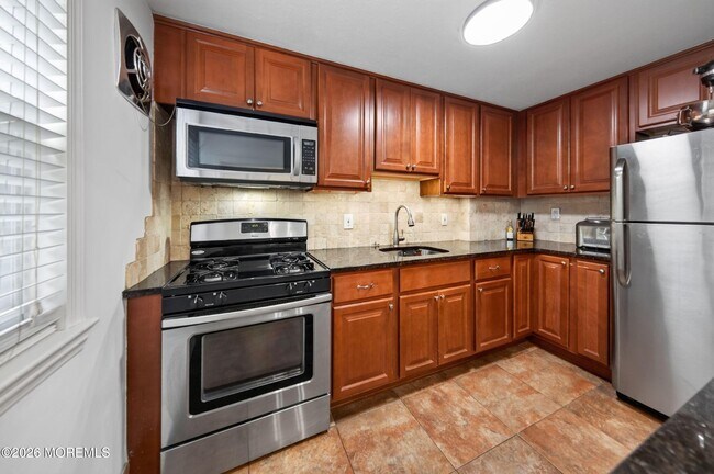 Building Photo - 11 Manor Dr