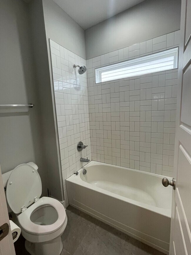 Building Photo - 1104A W Grove Ave