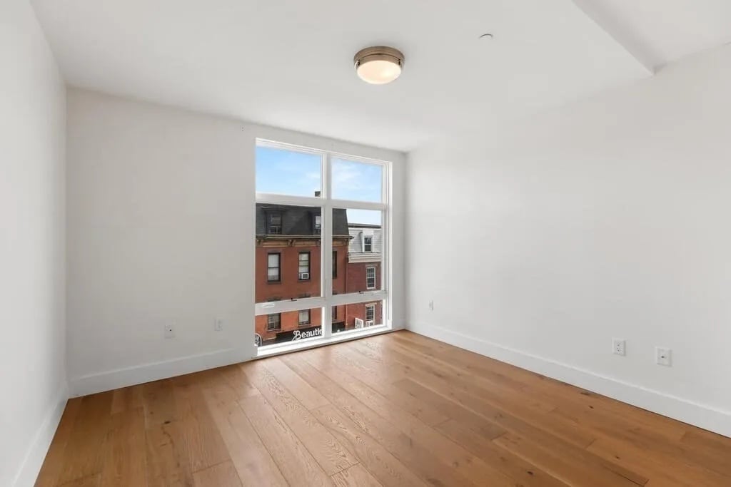 Building Photo - 250 Meridian St