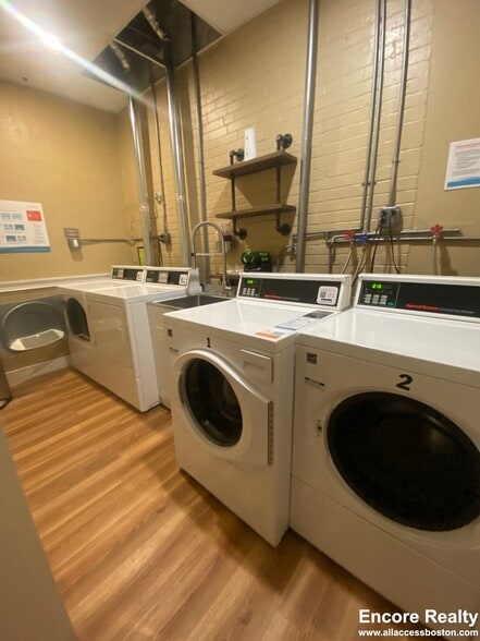 Building Photo - 448 Park Dr