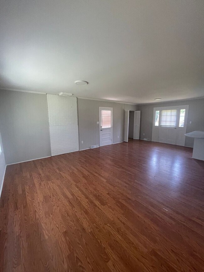 Building Photo - Welcome to this charming 3-bedroom, 2-bath...