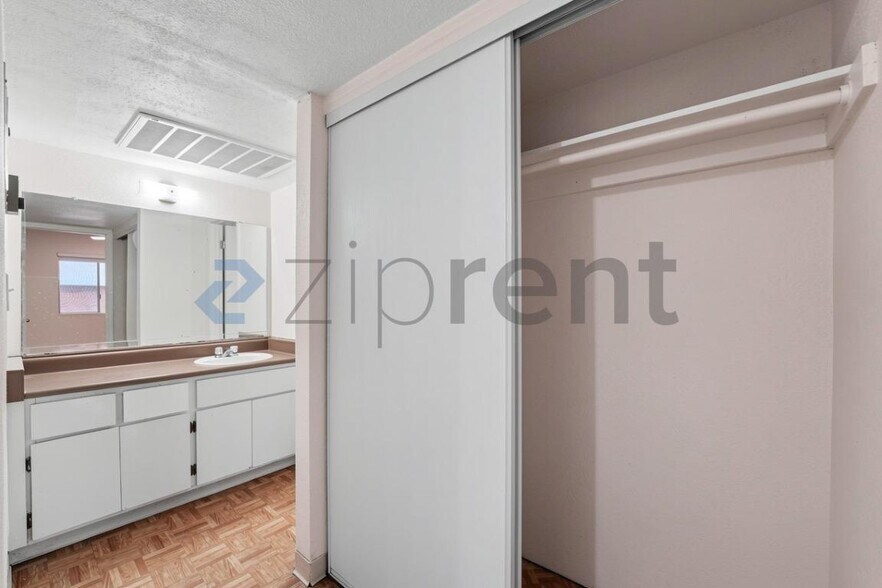 Building Photo - Unit 708