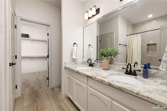 Building Photo - 18 Central Park St