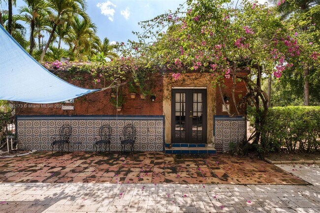 Building Photo - 1624 Granada Blvd